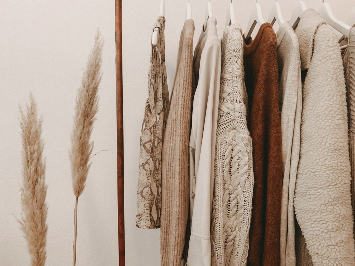 Tidløs stil og gennemtænkte garderobefavoritter fra My Essential Wardrobe hos Kysthuset
